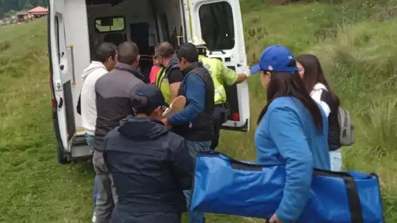 Los dos menores fueron trasladados muy graves a un hospital para ser atendidos. Los dos menores fueron trasladados muy graves a un hospital para ser atendidos.