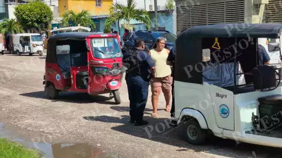 Se registró una movilización policiaca en el fraccionamiento Arcila por el reporte de un pochimóvil cuyo conductor presuntamente ingería alcohol mientras trabajaba. Se registró una movilización policiaca en el fraccionamiento Arcila por el reporte de un pochimóvil cuyo conductor presuntamente ingería alcohol mientras trabajaba.