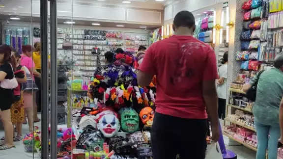 Dos municipios del país implementaron restricciones en Halloween, prohibiendo disfraces con máscaras y armas falsas