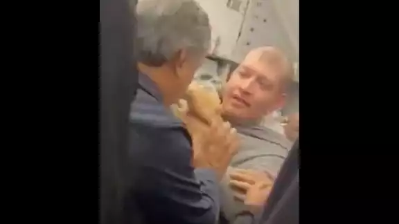 El incidente se desató cuando el hombre intentó entrar por la fuerza a la cabina del avión para obligar a los pilotos a cambiar la ruta El incidente se desató cuando el hombre intentó entrar por la fuerza a la cabina del avión para obligar a los pilotos a cambiar la ruta