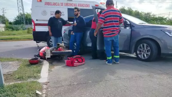 Fémina resulta ilesa tras ser impactada por un automóvil en Avenida Constituyentes del 74; se han registrado 3 accidentes en lo que va del año