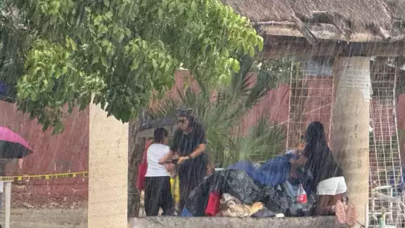 Cae una fuerte lluvia y toma desprevenido a los transeúntes en Playa del Carmen Cae una fuerte lluvia y toma desprevenido a los transeúntes en Playa del Carmen