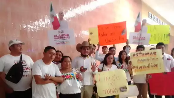 Con pancartas de apoyo recibieron a Claudia Sheinbaum en Mérida Con pancartas de apoyo recibieron a Claudia Sheinbaum en Mérida