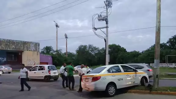 Taxi choca contra vehículo particular en Chetumal Taxi choca contra vehículo particular en Chetumal