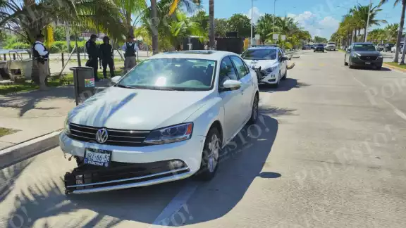 Pierde el control y termina sobre la banqueta del malecón costero de Playa Norte