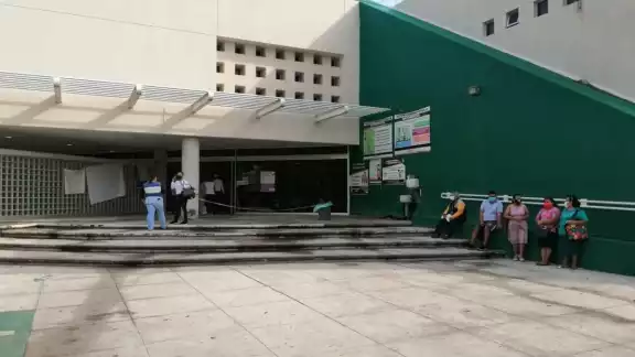 Por obvias razones la paciente no puede viajar sola, requiere cuidados especiales