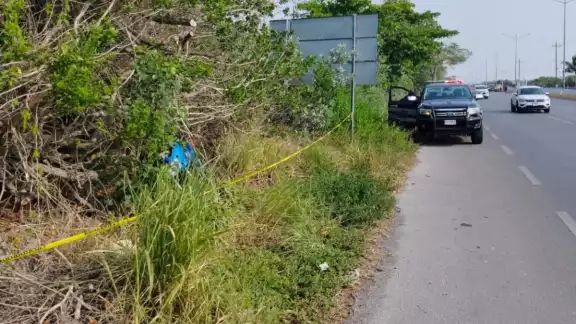 El cuerpo del hombre quedó tendido en el pavimento, mientras que la moto en la que viajaba dentro de la maleza El cuerpo del hombre quedó tendido en el pavimento, mientras que la moto en la que viajaba dentro de la maleza