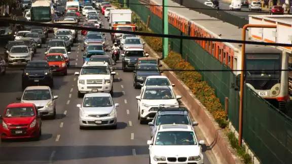 El programa Hoy No circula tiene el objetivo de reducir la contaminación atmosférica limitando la circulación de vehículos según el último dígito de su placa y el color del engomado El programa Hoy No circula tiene el objetivo de reducir la contaminación atmosférica limitando la circulación de vehículos según el último dígito de su placa y el color del engomado