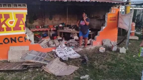 Conductor en estado de ebriedad deja daños materiales por 200 mil pesos, tras chocar contra un negocio y dos vehículos en Bacalar Conductor en estado de ebriedad deja daños materiales por 200 mil pesos, tras chocar contra un negocio y dos vehículos en Bacalar