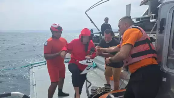 Las personas rescatadas fueron trasladadas al muelle y recibieron atención médica en el Hospital Naval de La Paz Las personas rescatadas fueron trasladadas al muelle y recibieron atención médica en el Hospital Naval de La Paz