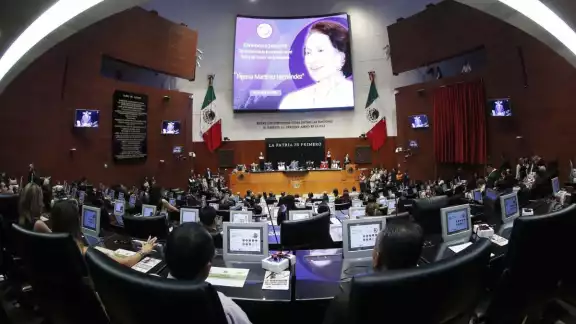La inscripción en letras doradas busca rendir homenaje a una de las figuras más destacadas de la vida pública mexicana