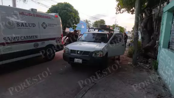 Vecinos notan a un hombre inconsciente dentro de una camioneta en la colonia Volcanes, Ciuda del Carmen. Vecinos notan a un hombre inconsciente dentro de una camioneta en la colonia Volcanes, Ciuda del Carmen.
