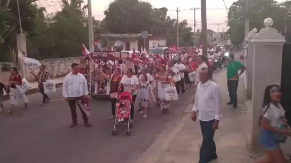 Joaquín Díaz Mena visita el municipio de Dzan