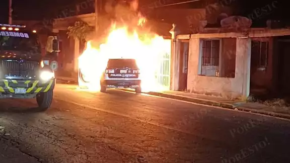 Patrulla de la PEP choca contra poste y deja sin luz a 200 familias en Campeche Patrulla de la PEP choca contra poste y deja sin luz a 200 familias en Campeche