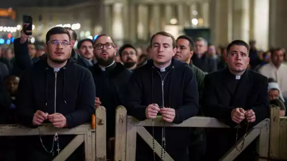 El papa descansó bien durante la noche, según detalló el Vaticano en su último informe