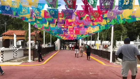 Chetumalenses honran la memoria de sus difuntos