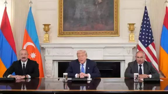 La firma del acuerdo en Washington marca un cambio en la orientación diplomática de ambos países hacia Occidente La firma del acuerdo en Washington marca un cambio en la orientación diplomática de ambos países hacia Occidente