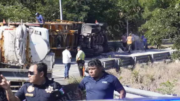 Accidente en la autopista Campeche–Mérida: vuelca camión con animales para consumo
