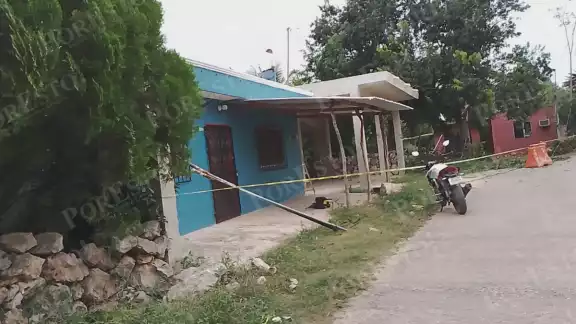 Fuertes vientos del frente frío número 13 “Che Chen” provocaron la caída de una rama de chaká en Dzitbalché, Campeche.