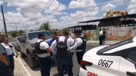 Detienen a empresario en Campeche tras intentar intimidar a policías con arma al ser detenido Detienen a empresario en Campeche tras intentar intimidar a policías con arma al ser detenido