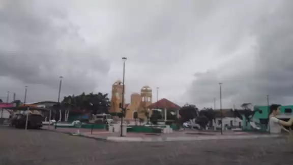 Sabancuy queda sin luz ni señal por frente frío 13; pobladores reclaman a CFE