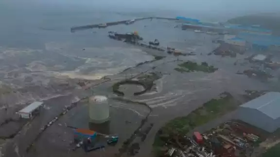 Videos difundidos en redes sociales muestran el dramático momento en el que las olas arrasan con instalaciones portuarias en la ciudad rusa de Severo Kurilsk Videos difundidos en redes sociales muestran el dramático momento en el que las olas arrasan con instalaciones portuarias en la ciudad rusa de Severo Kurilsk