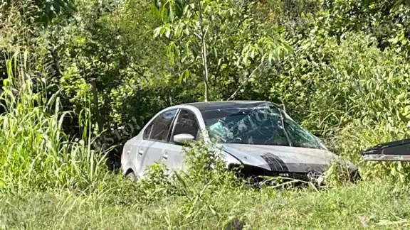 Un automóvil de lujo Volkswagen Vento terminó dentro de una hondonada tras salirse del camino en la carretera federal Campeche–Hopelchén.