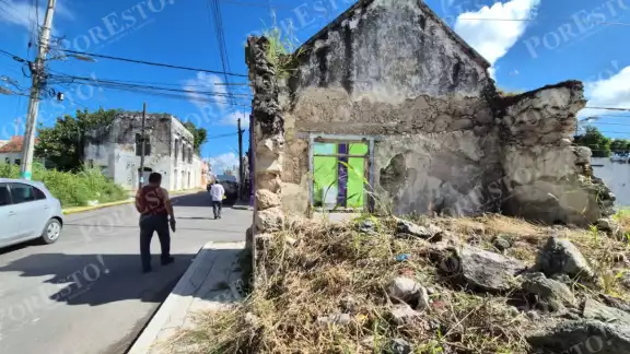 Vecinos del Centro de Champotón denunciaron el abandono de predios llenos de basura y maleza en las calles 29 y 30. Vecinos del Centro de Champotón denunciaron el abandono de predios llenos de basura y maleza en las calles 29 y 30.