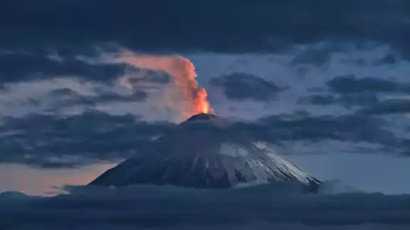 Los volcanes Bezimianni, Kambalni, Karimsnki, Kliuchevski, Krashenínnikov, Mutnovski y Avachinski entraron en actividad volcánica de forma simultánea Los volcanes Bezimianni, Kambalni, Karimsnki, Kliuchevski, Krashenínnikov, Mutnovski y Avachinski entraron en actividad volcánica de forma simultánea