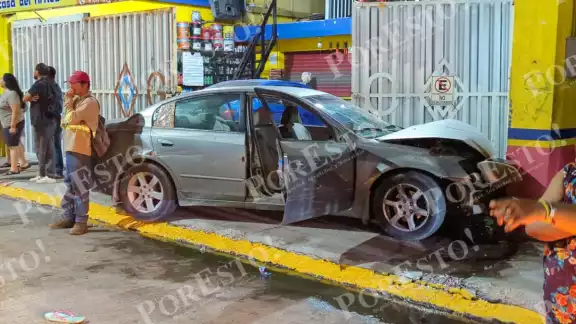 Una mujer en presunto estado de ebriedad provocó un aparatoso choque en la colonia Benito Juárez de Ciudad del Carmen. Una mujer en presunto estado de ebriedad provocó un aparatoso choque en la colonia Benito Juárez de Ciudad del Carmen.