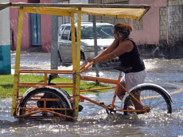 Calles anegadas y transporte colapsado tras torrencial aguacero en la Isla