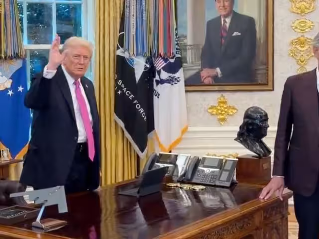 Andrea Bocelli le canta a Donald Trump en la Oficina Oval; ¿a qué fue el italiano?