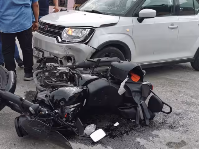 Pareja en motocicleta impacta un automóvil al pasarse el alto en Santa Rosalía