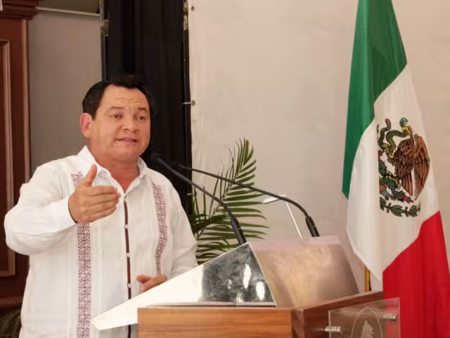 Joaquín Díaz Mena, candidato de Sigamos Haciendo Historia en Yucatán