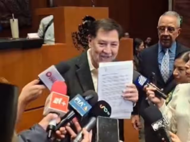 El presidente de la Mesa Directiva del Senado, Gerardo Fernández Noroña, presentó las cartas de renuncia de 8 ministros de la SCJN