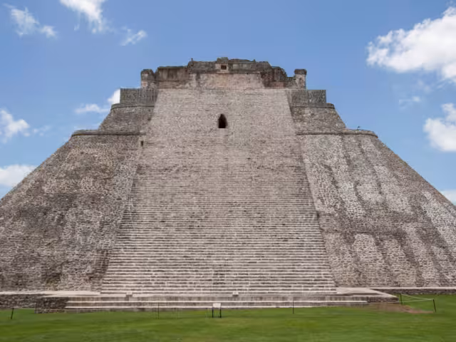 Uxmal, conocida como la "Tres veces construida", es un símbolo de la grandeza cultural e histórica de la región