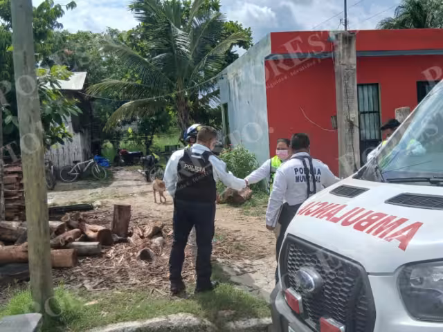 Una menor de 12 años convulsionó por tercera ocasión en su casa en la colonia Fátima, Escárcega.