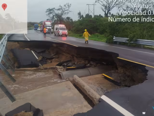 Más de 18 mil elementos de los 3 niveles de gobierno atienden las afectaciones por la Tormenta Tropical John en Guerrero y Oaxaca