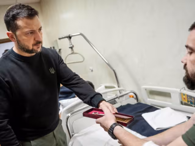 Volodimir Zelenski, presidente de Ucrania (izquierda)