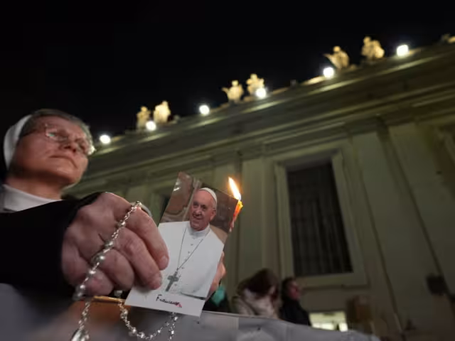 El Vaticano no ha emitido un parte médico oficial ni ha definido cuándo será dado de alta el pontífice