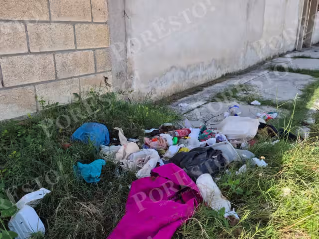 Vecinos denunciaron que las aceras de la calle 11 entre 2 y 14 en la colonia La Cruz de Champotón se han convertido en un basurero al aire libre