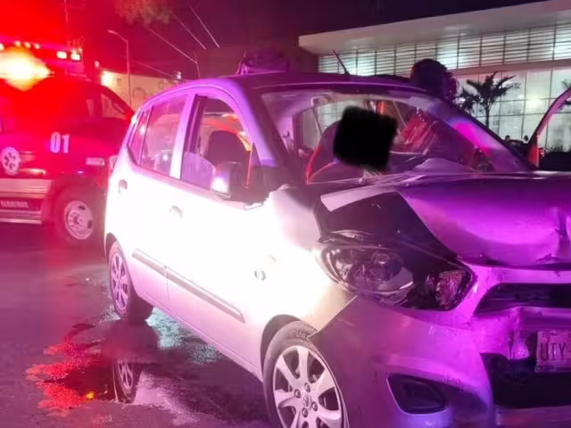 Percance vehicular provoca persona lesionada y daños materiales