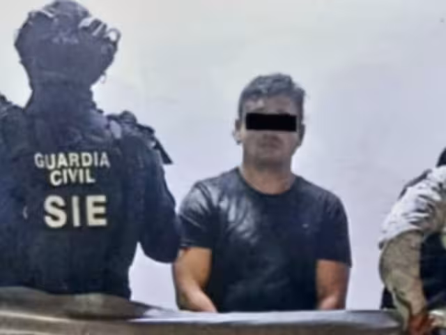 El detenido, junto con los objetos confiscados, fue puesto a disposición de las autoridades correspondientes