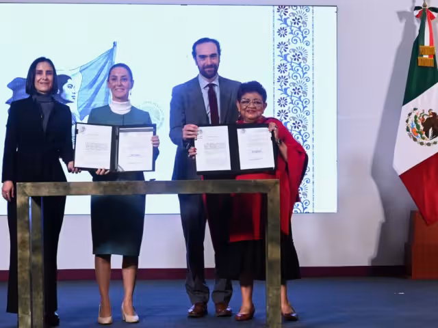 La presidenta Claudia Sheinbaum firmó el decreto para convertir a Pemex y CFE en empresas públicas nuevamente