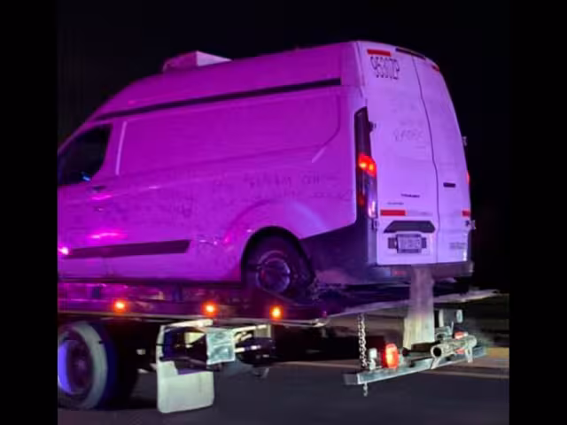 Con ayuda de una grúa, la unidad fue trasladada al Servicio Médico Forense