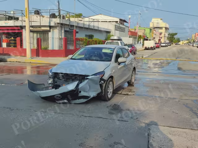 Automóvil impacta a motociclista en la colonia Morelos; hay un lesionado en Ciudad del