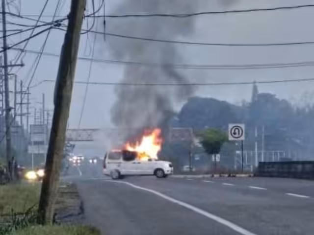 En distintos puntos de Villahermosa, se registraron la quema de vehículos
