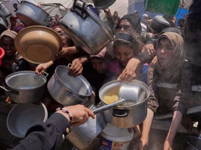 En operativos anteriores, varios palestinos murieron debido a estampidas o accidentes provocados durante la recolección caótica de los suministros