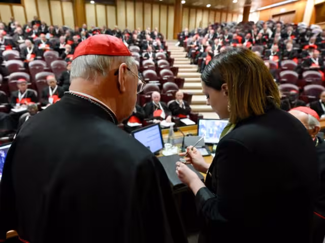 El Anillo del Pescador del Papa Francisco fue inutilizado trazando una cruz sobre su superficie