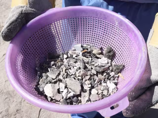 A pesar de descartar la existencia de un crematorio ilegal, la Fiscalía confirmó el descubrimiento de restos óseos en tres áreas distintas del municipio